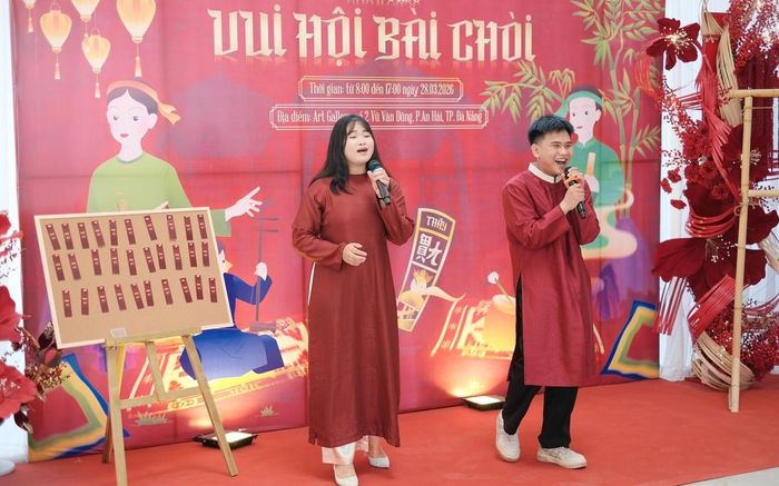 Các thành viên dự án "Chòi ơi" biểu diễn