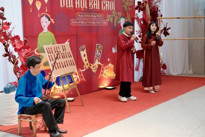 Say sưa trong tiếng đàn nhị hòa cùng làn điệu Xuân Nữ, thành viên dự án "Chòi ơi" mang đến một góc nhìn trẻ trung nhưng vẫn đậm chất truyền thống về bài chòi.