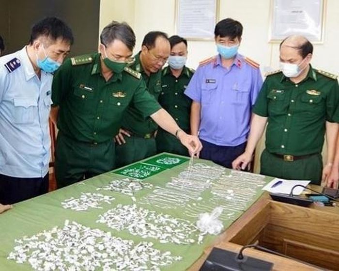 481 sản phẩm trang sức là vòng, nhẫn, dây chuyền, hoa tai, mặt dây chuyền; 406 viên + 1354 mảnh nhỏ kim cương nhập lậu bị Bộ đội Biên phòng Hải Phòng phát hiện và bắt giữ năm 2021. (Ảnh: Bảo vệ Pháp luật)