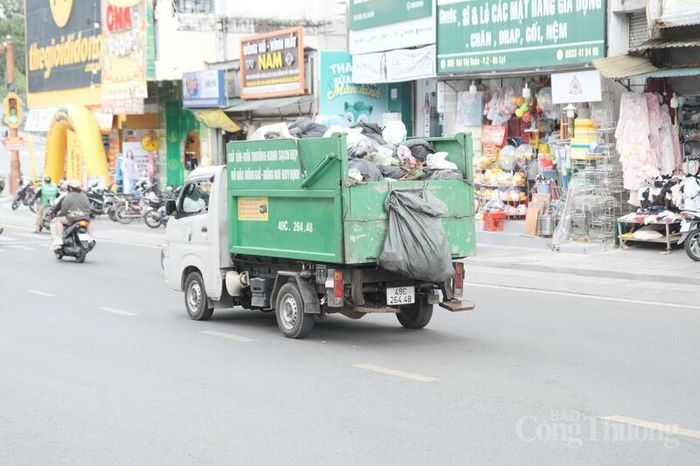 Xe thu gom rác vận chuyển chất thải đi xử lý. Ảnh: Lê Sơn