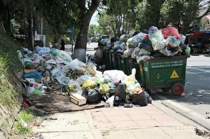 Trước đó khoảng 8 giờ sáng ngày 14/6, rác ùn ứ, chất đống tại đường Phù Đổng Thiên Vương, phường Lâm Viên - Đà Lạt. Ảnh: Lê Sơn