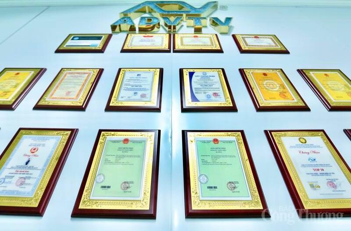 Mỗi tờ giấy chứng nhận đăng ký nhãn hiệu, bản quyền tác giả… đều ghi dấu nỗ lực xây dựng và bảo vệ giá trị thương hiệu của doanh nghiệp trong môi trường số. Ảnh: Ngô Nhung