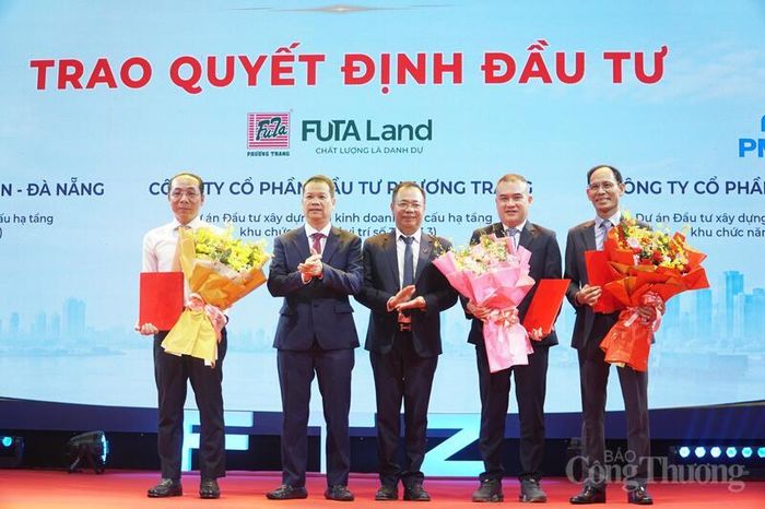 TP. Đà Nẵng đã tìm được nhà đầu tư hạ tầng trong Khu thương mại tự do Đà Nẵng ở các vị trí số 2, số 3, số 4, số 5. Trong ảnh: Trao Giấy chứng nhận đăng ký đầu tư các dự án hạ tầng FTZ Đà Nẵng ở các vị trí số 2, số 3 và số 4 ngày 13/6