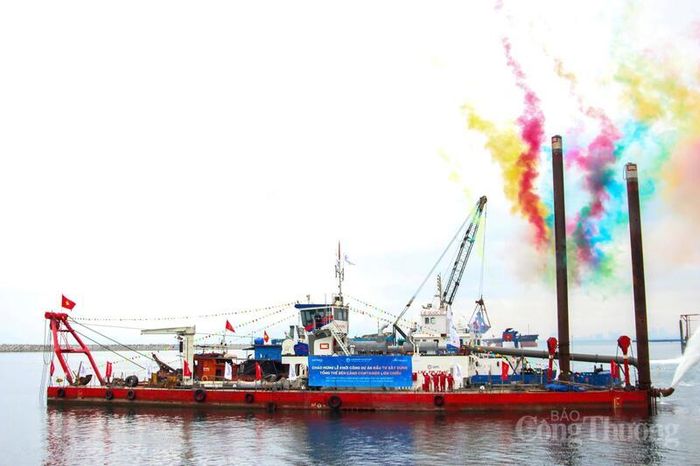 FTZ Đà Nẵng vị trí số 1 đang được nghiên cứu triển khai đồng bộ với Cảng Liên Chiểu, cảng biển nước sâu chiến lược của quốc gia. Trong ảnh: Khởi công dự án Bến cảng Container Liên Chiểu hồi cuối tháng 4/2026