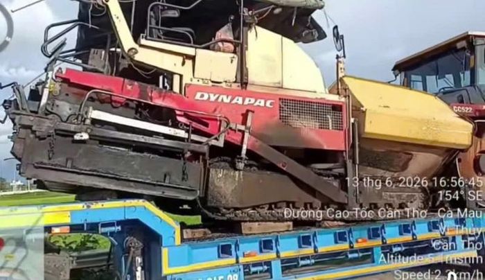 Lực lượng cảnh sát giao thông xử phạt xe đầu kéo chở xe lu, xe bánh xích chằng buộc sơ sài trên cao tốc Cần Thơ - Cà Mau. Ảnh: Cục Cảnh sát giao thông