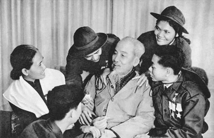 Chủ tịch Hồ Chí Minh với các anh hùng, dũng sĩ miền Nam ra thăm miền Bắc ngày 28/2/1969. Ảnh: hochiminh.vn
