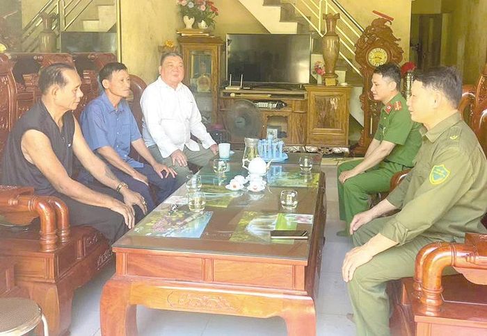 Công an xã Cẩm Tú cùng dòng họ Phạm, thôn Bắc Sơn, phối hợp bàn giải pháp giữ vững ANTT trên địa bàn.