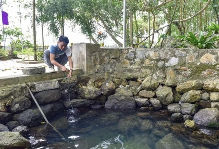 Cạnh ngôi miếu nhỏ là giếng Ngọc, người dân trong làng cho biết, nước giếng trong mát và quanh năm không cạn. Trước đây dân trong làng thường ra giếng Ngọc lấy nước về ăn. Ngày nay, giếng nước chỉ dùng khi có khách đến dâng hương.