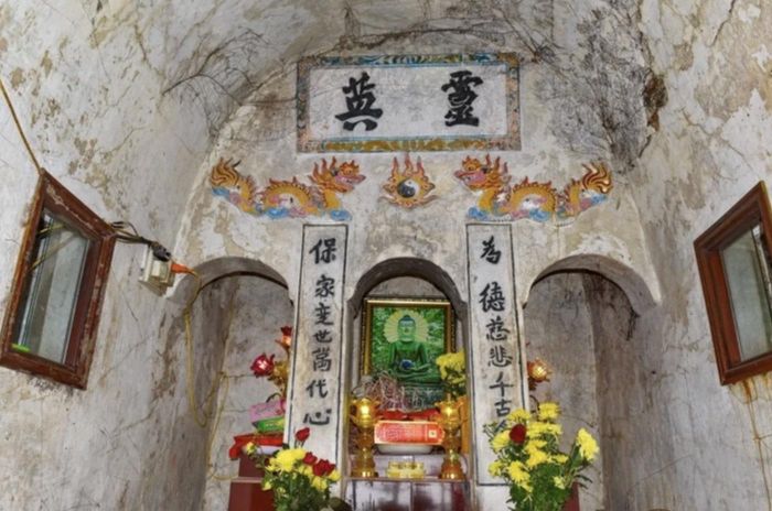 Miếu thờ thần Cao Sơn, tương truyền có từ cách đây hơn 300 trước. Vào những ngày lễ, tết người dân trong làng thường tới đây thắp hương cầu sức khỏe, may mắn.