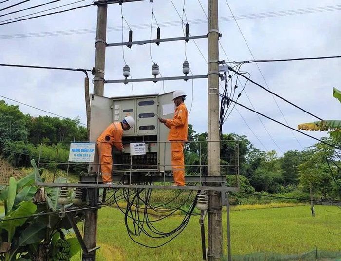 Công nhân kỹ thuật Điện lực Như Xuân kiểm tra định kỳ TBA.