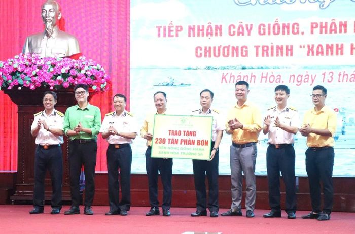 Đại diện Công ty CP Công nông nghiệp Tiến Nông trao tặng 230 tấn phân bón cho chương trình “Xanh hóa Trường Sa”.