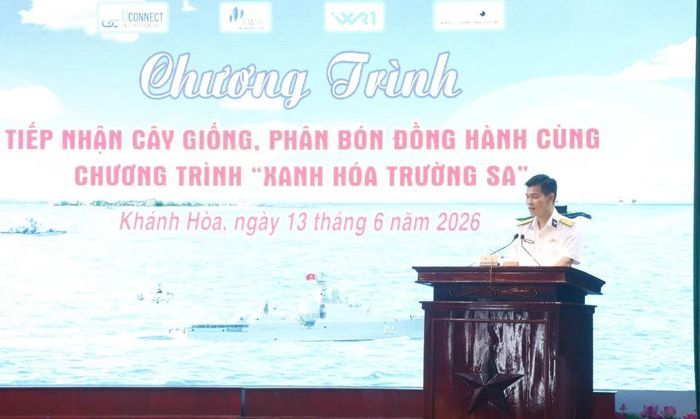 Đại tá Đỗ Minh, Phó Tư lệnh Vùng 4 Hải quân phát biểu tại chương trình, nhấn mạnh ý nghĩa thiết thực của chương trình đối với công tác xanh hóa Trường Sa.