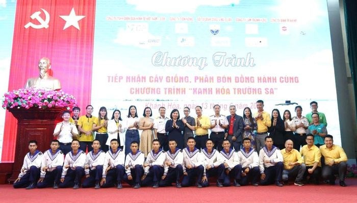 Các doanh nghiệp và cá nhân hưởng ứng chương trình “Xanh hóa Trường Sa”.