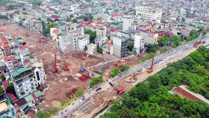 Hiện, dự án cũng đang rào chắn đường Âu Cơ, Nghi Tàm thi công nhánh kết nối cầu Tứ Liên.