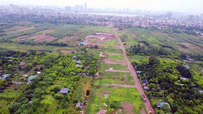 Việc xây dựng cầu Tứ Liên cũng góp phần thúc đẩy tăng trưởng kinh tế của Hà Nội từ 8% trong năm nay như mục tiêu đã đề ra, tạo không gian phát triển mới, gia tăng giá trị đất đai, phát triển kinh tế, nhất là dịch vụ, du lịch, văn hóa, giải trí tại khu vực phía bắc sông Hồng. Trong ảnh: Khu vực bãi sông thuộc phường Hồng Hà đang triển khai trụ cạn.