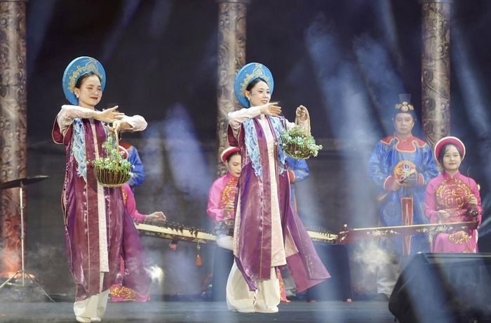 Những màn trình diễn nghệ thuật đặc sắc tạo nên không khí sôi động bên dòng Hương.