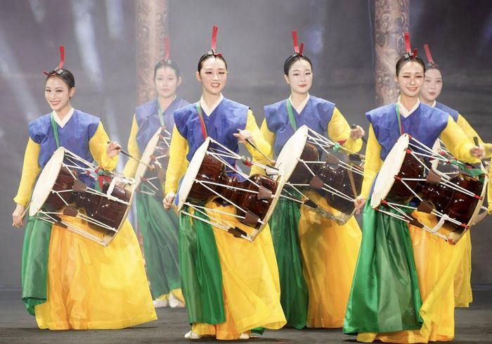 Các nghệ sĩ Hàn Quốc biểu diễn nghệ thuật nhạc cụ gõ Samulnori.