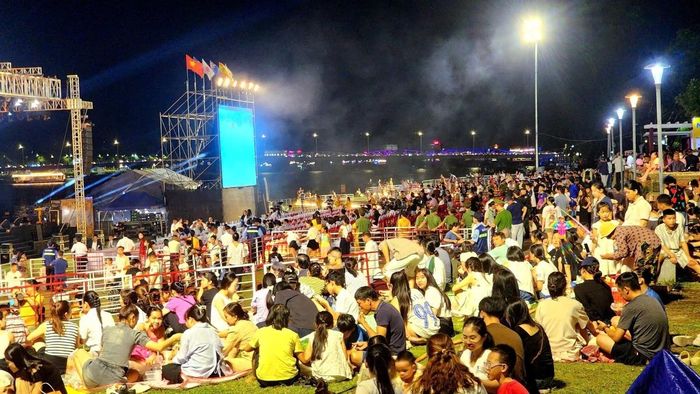Không gian nghệ thuật ngoài trời bên dòng Hương thu hút đông đảo người dân và du khách.
