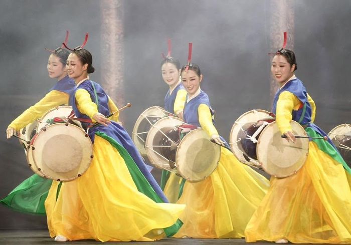 Các nghệ sĩ Chungnam mang đến những màn trình diễn đậm bản sắc văn hóa Hàn Quốc.
