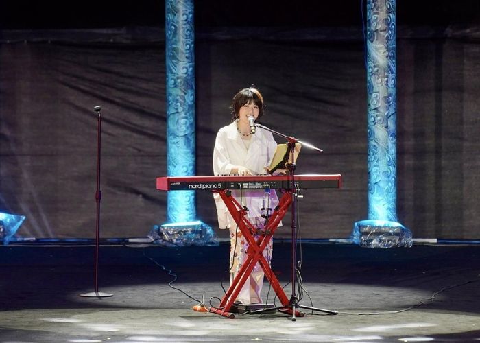 Nữ ca sĩ Nhật Bản Kawanishi Natsuki biểu diễn tại chương trình.