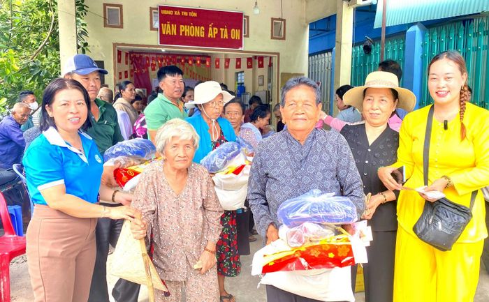 Hội Liên hiệp Phụ nữ xã Tri Tôn phối hợp đơn vị tài trợ tổ chức trao quà cho phụ nữ có hoàn cảnh khó khăn.