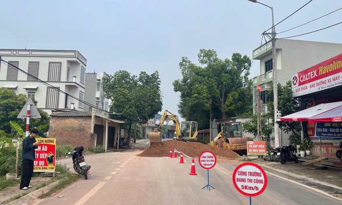  Đoạn đường tỉnh 295 (cũ) qua thôn Trong đang được khẩn trương thi công. 