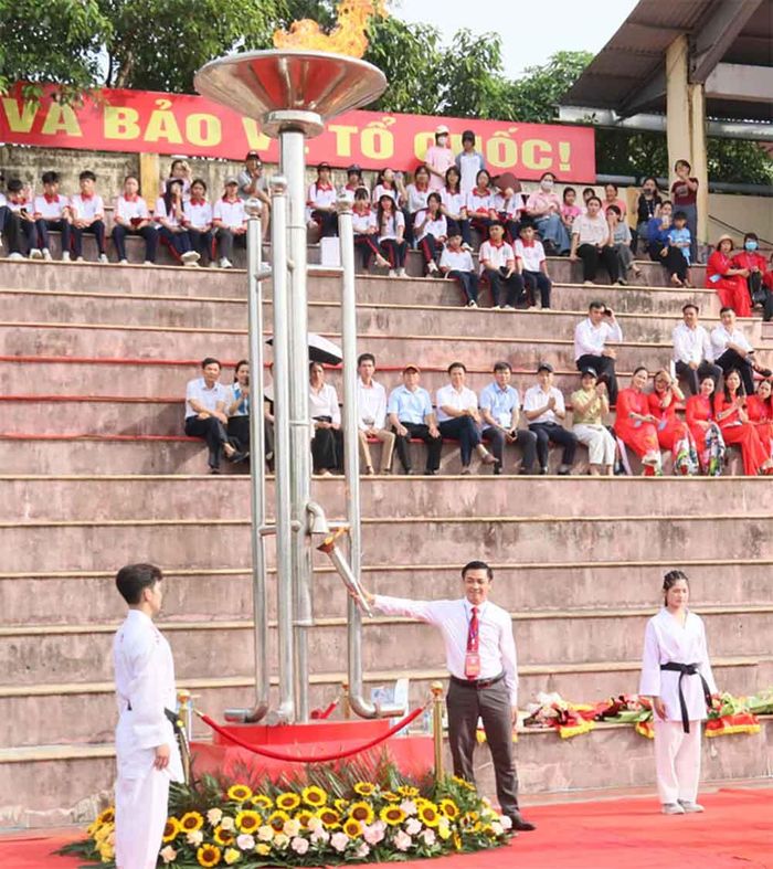 Đồng chí Bùi Huy Khánh, Bí thư Đảng ủy, Chủ tịch HĐND xã Hiệp Hòa thực hiện nghi thức thắp sáng đài lửa Đại hội.