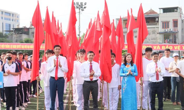 Các đại biểu trao cờ lưu niệm cho đại diện các khối tham gia lễ khai mạc.