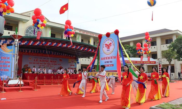 Diễu hành biểu tượng của Đại hội Thể dục thể thao xã Phật Tích.