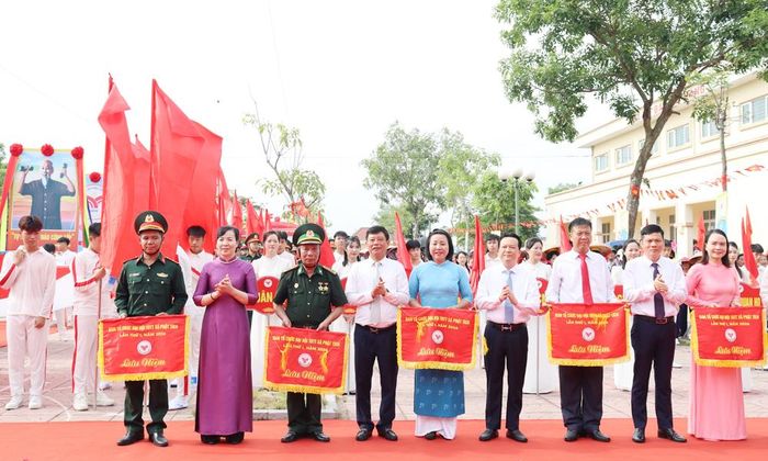 Trao cờ lưu niệm cho các đoàn tham gia Đại hội.