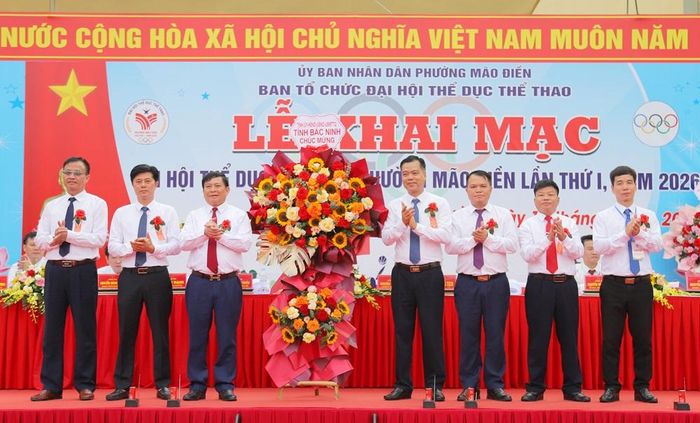  Lãnh đạo Sở Văn hóa, Thể thao và Du lịch tặng hoa chúc mừng Đại hội. 
