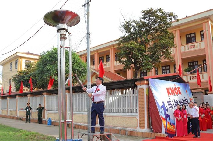  Đồng chí Nguyễn Văn Thịnh, Bí thư Đảng ủy, Chủ tịch HĐND phường Mão Điền thắp sáng đài lửa Đại hội. 