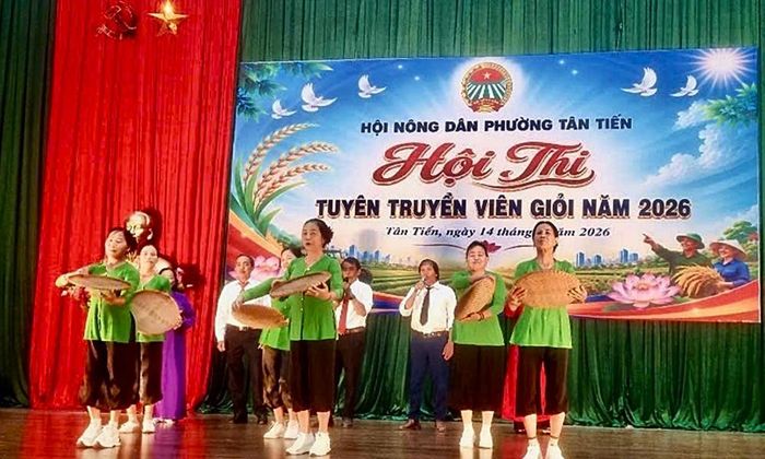  Màn chào hỏi ấn tượng trong hội thi tuyên truyền viên giỏi. 