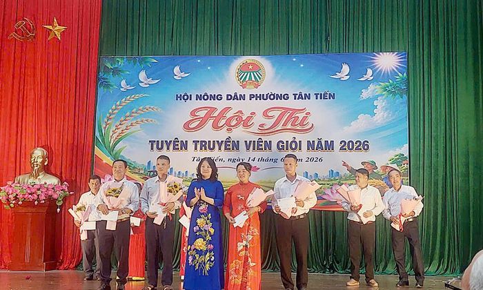  Ban tổ chức trao giải cho các đội tham dự hội thi tuyên truyền viên giỏi có thành tích xuất sắc. 