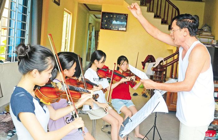  Ông Nguyễn Quang Khoa, Chủ nhiệm Câu lạc bộ Violon làng Then tâm huyết đào tạo lớp trẻ. 