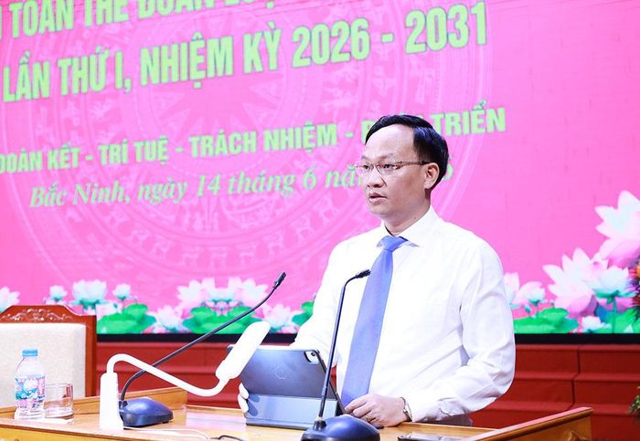  Đồng chí Phạm Văn Thịnh phát biểu trao đổi với các luật sư tại Đại hội toàn thể Đoàn Luật sư tỉnh Bắc Ninh lần thứ I. 