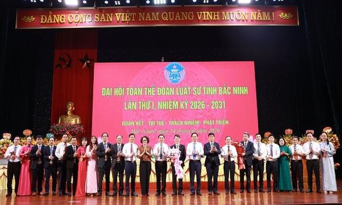  Các đồng chí lãnh đạo Liên đoàn Luật sư Việt Nam và tỉnh tặng hoa chúc mừng Ban Chủ nhiệm; Hội đồng Khen thưởng, Kỷ luật Đoàn Luật sư tỉnh Bắc Ninh lần thứ I, nhiệm kỳ 2026 - 2031 ra mắt đại hội. 