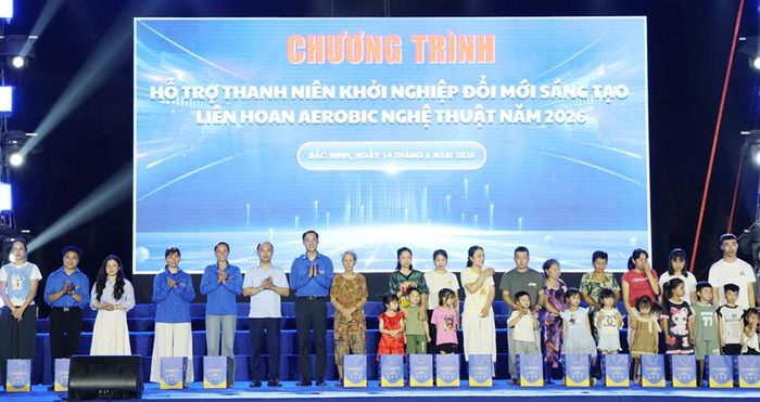  Các đại biểu trao quà cho thanh niên có mô hình khởi nghiệp đổi mới sáng tạo, thanh niên có hoàn cảnh khó khăn. 