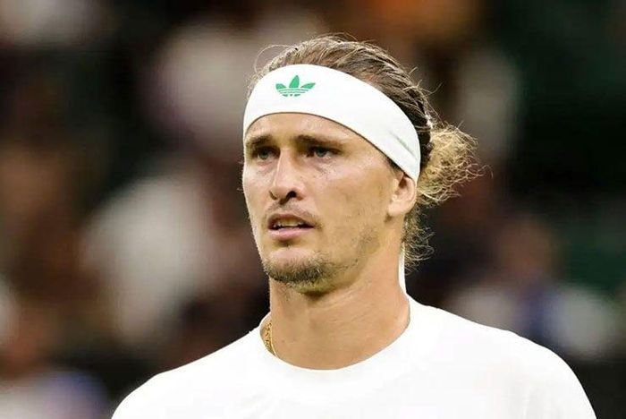 Alexander Zverev thừa nhận chiều cao 2m và cân nặng 95kg khiến anh khó di chuyển linh hoạt trên mặt sân cỏ.