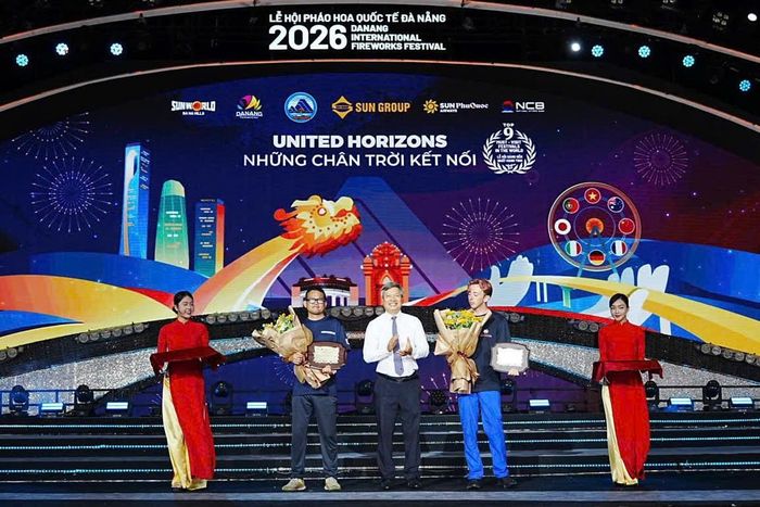Phó Chủ tịch UBND thành phố Hồ Quang Bửu trao kỷ niệm chương cho 2 đội thi đêm thứ ba.