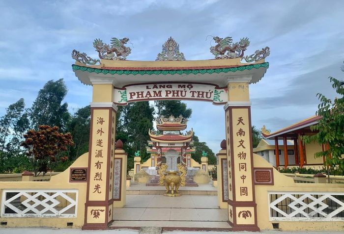 Lăng mộ cụ Phạm Phú Thứ. Ảnh: N.T.T.T