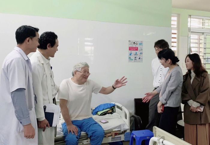 Bệnh nhân Masaaki Kinoshita (70 tuổi) vừa trở về Nhật Bản sau 12 tháng điều trị liên tục tại Bệnh viện Đà Nẵng và Bệnh viện Phục hồi chức năng Đà Nẵng do chấn thương cột sống sau tai nạn. Ảnh: L.P