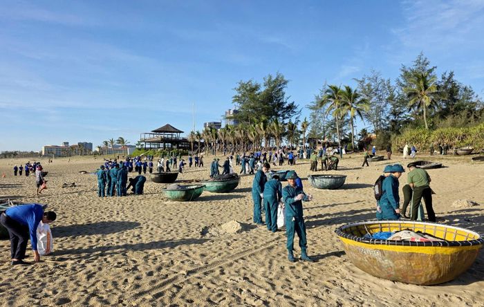 Hàng trăm đoàn viên, thanh niên ra quân thu gom rác thải tại bãi biển Tân Trà. Ảnh: TRỌNG HUY