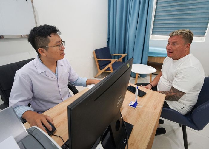 Ông Haris Justin Mark (quốc tịch Úc) được bác sĩ Bệnh viện 199 khám, tư vấn sức khỏe. Ảnh: XUÂN SƠN
