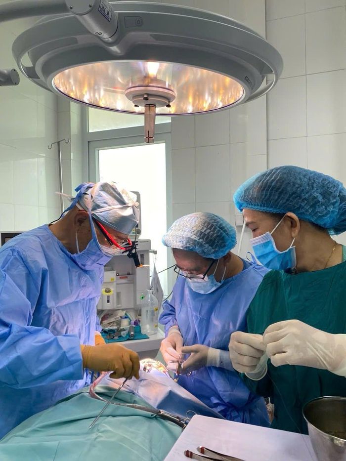 Các chuyên gia y tế Nhật Bản thực hiện ca mổ cho trẻ em bị dị tật khe hở môi - vòm miệng tại Bệnh viện Đa khoa Quảng Nam. Ảnh: L.Q