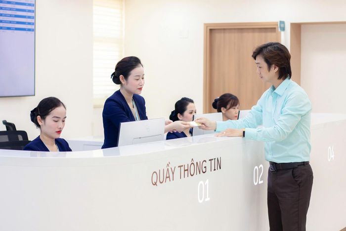 Nhân viên tiếp nhận, hướng dẫn du khách sử dụng dịch vụ tại Khu khám và điều trị quốc tế Hoàn Mỹ Gold. Ảnh: Bệnh viện Hoàn Mỹ