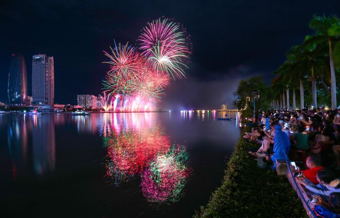Những dải pháo hoa bung nở nhịp nhàng theo giai điệu, tái hiện vẻ đẹp hài hòa và thanh tao trong văn hóa Nhật Bản. Ảnh: PHẠM ĐĂNG KHIÊM