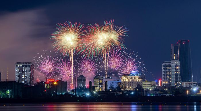 Ánh sáng và âm nhạc hòa quyện, tạo nên màn trình diễn giàu cảm xúc, chinh phục hàng nghìn khán giả tại đêm thi thứ ba DIFF 2026. Ảnh: PHAN MẠNH HÂN