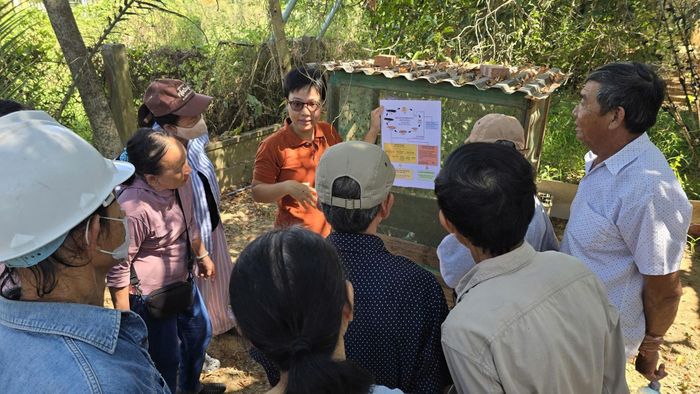 Người dân địa phương tìm hiểu về các mô hình bảo vệ môi trường dưới sự hỗ trợ của Hoi An Eco Hub. Ảnh: Hoi An Eco Hub