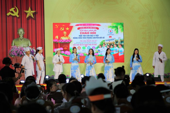 Chi bộ Y tế xã Tam Xuân tham gia thi tiết mục chào hỏi. Ảnh: ALĂNG NGƯỚC
